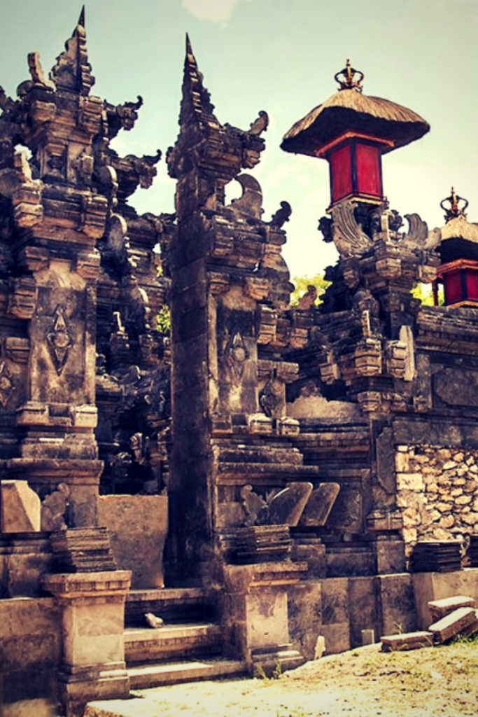 awesome temples on nusa lmebongan